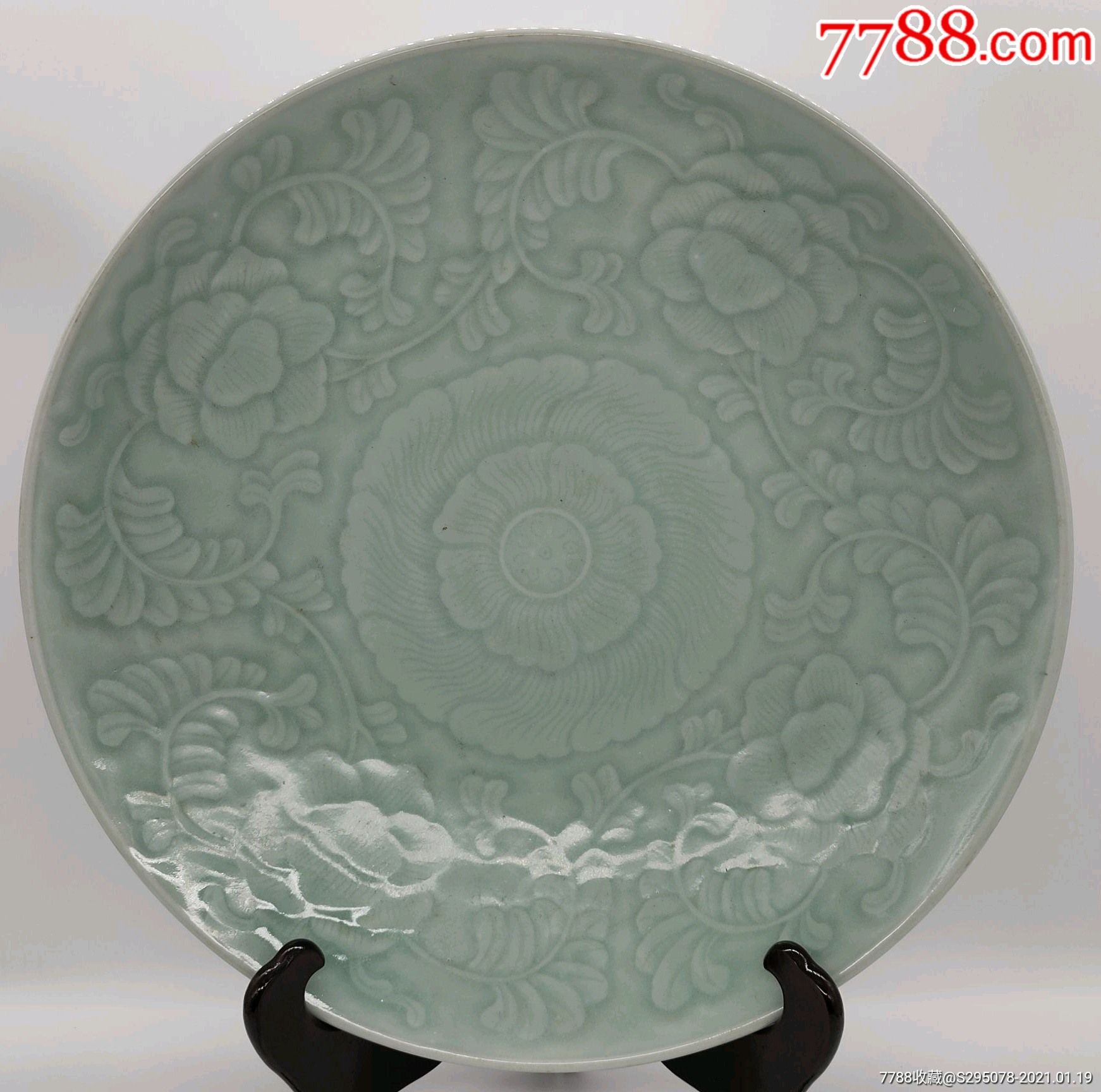 清代中期乾隆豆青釉刻花缠枝牡丹超大盘子_青瓷/秘色瓷_第1张_7788