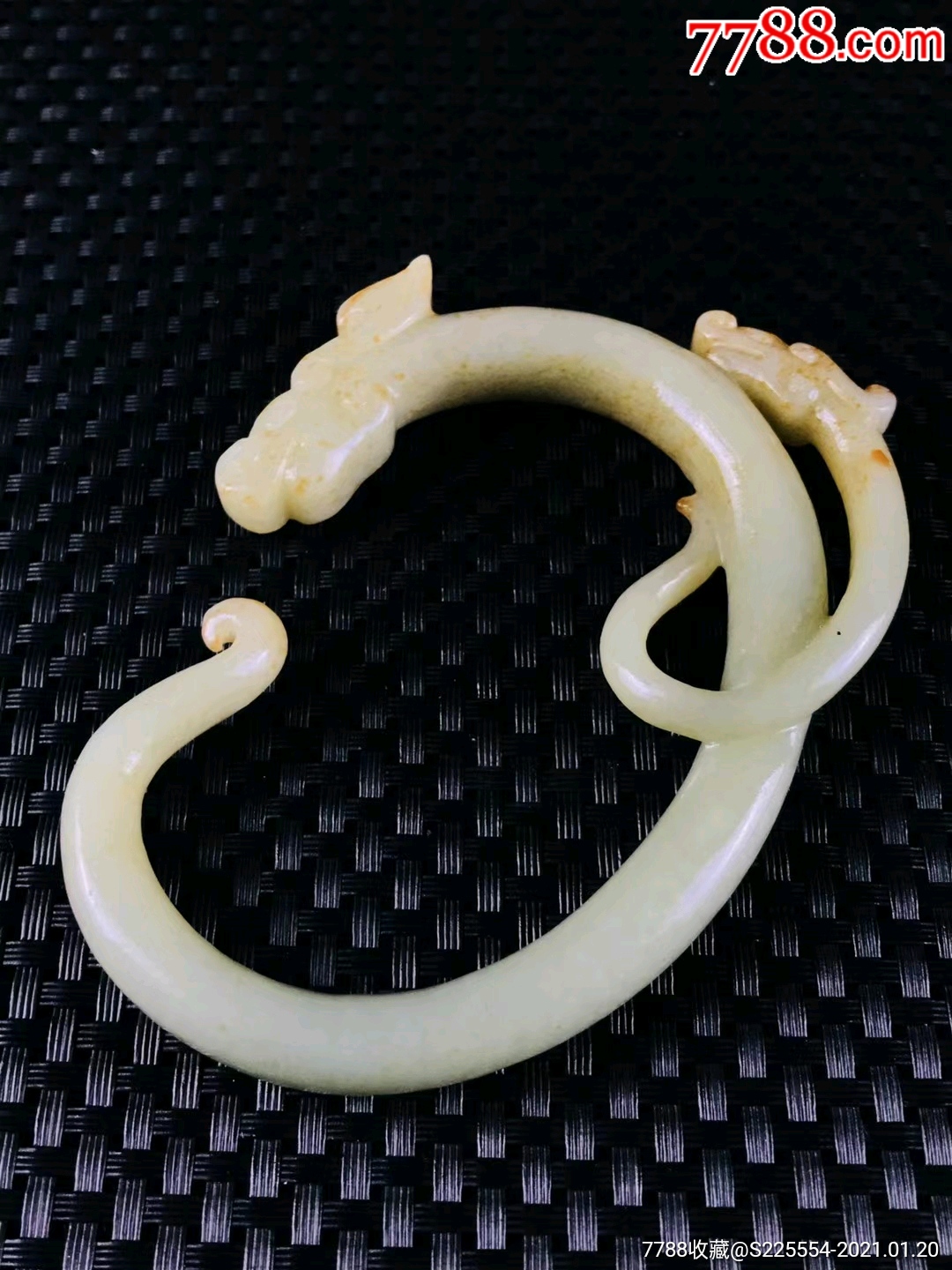 清代精雕和田玉龙勾