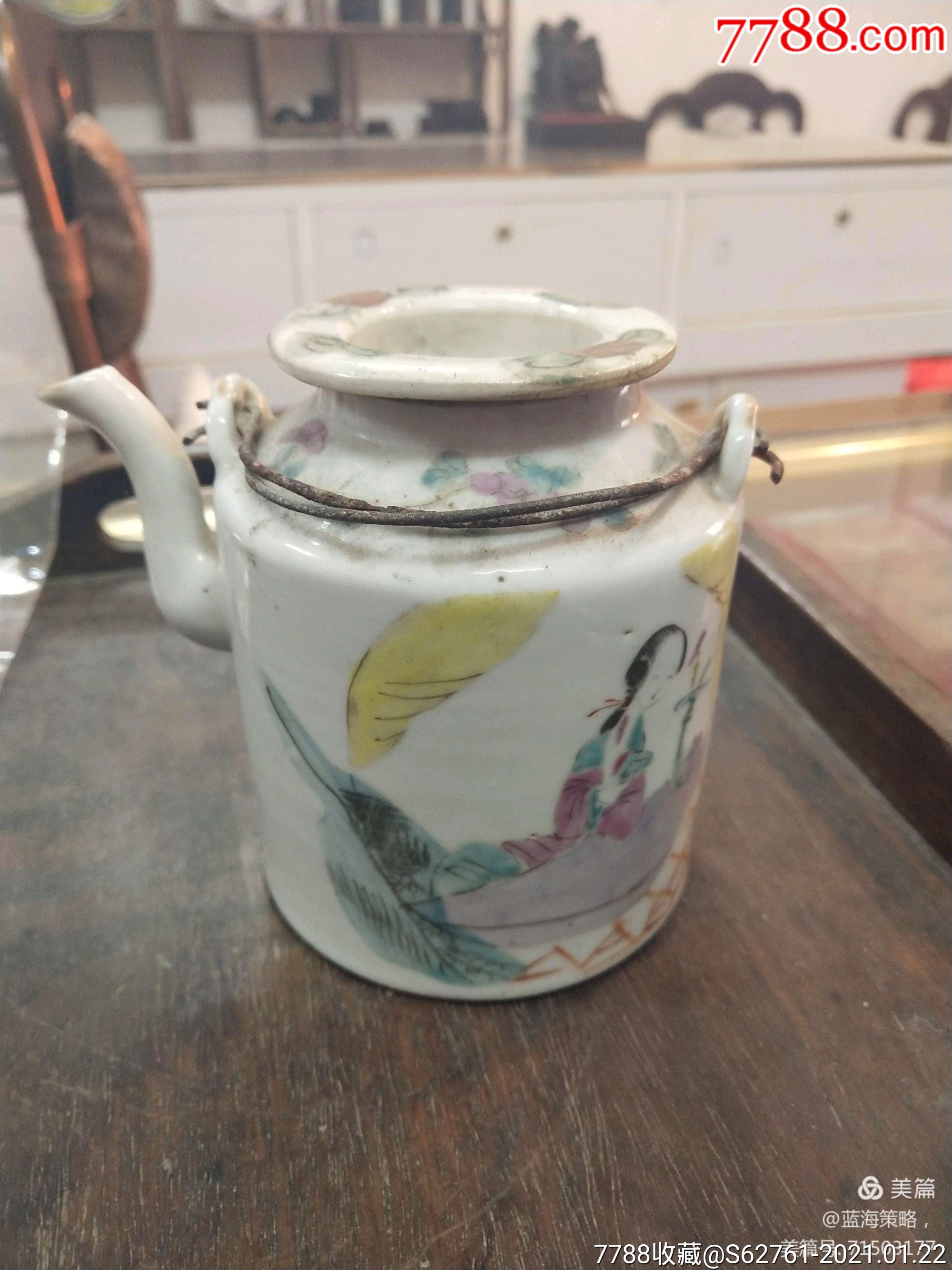 清代粉彩人物小号提梁壶