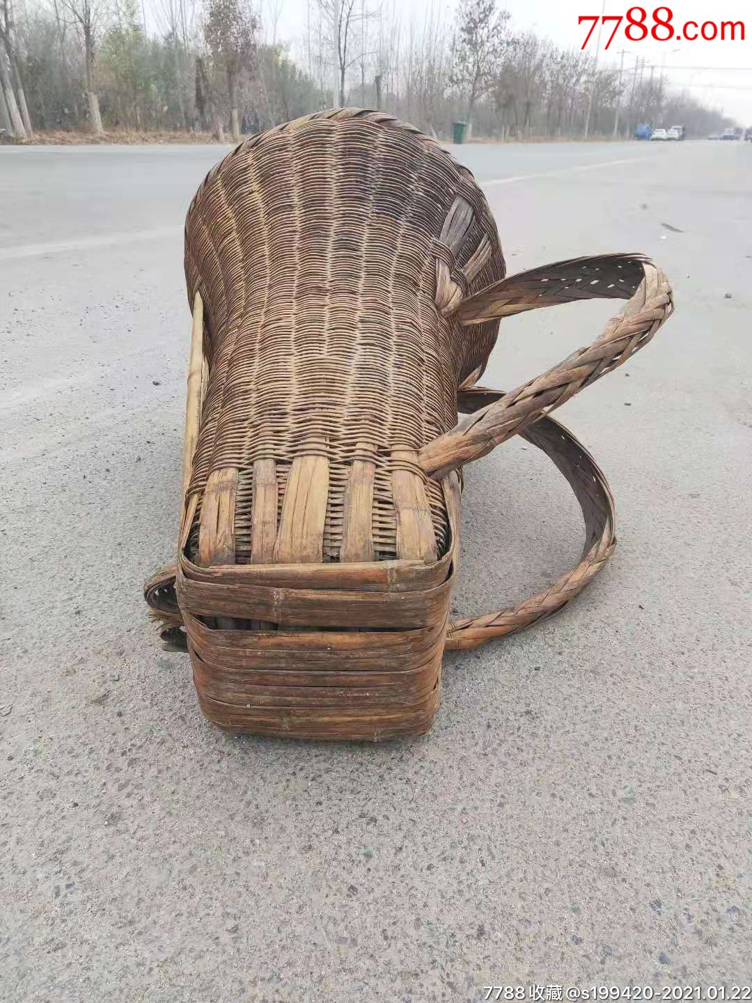 老民俗竹编背篓.背在肩上盛装杂物,保存完好,正常使用.