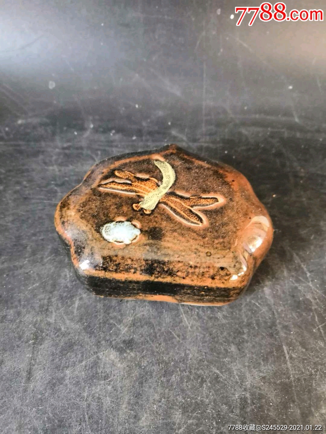 清代白砂胎酱釉瓷脉枕