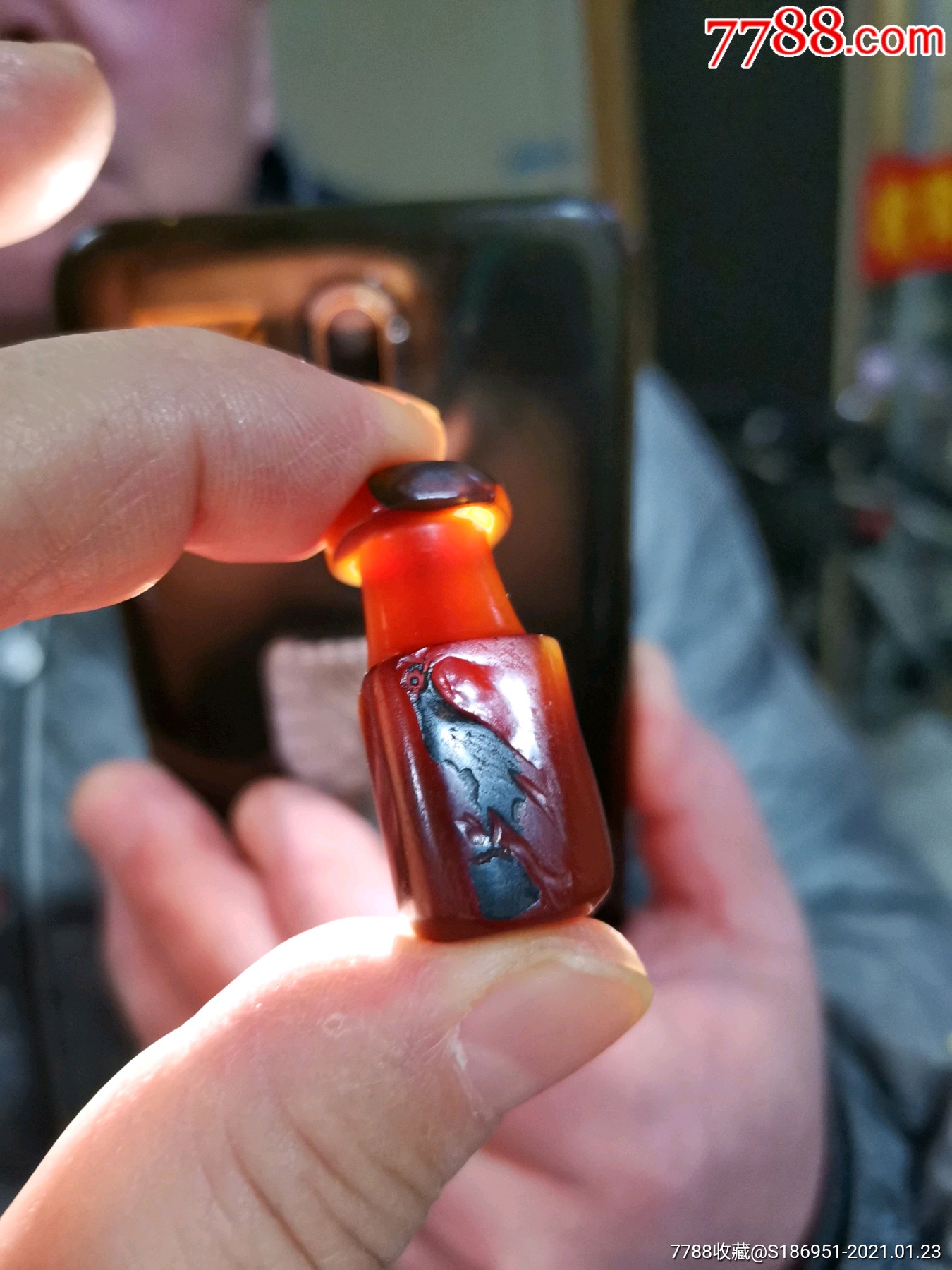 清代红地黑皮巧雕马脑烟嘴