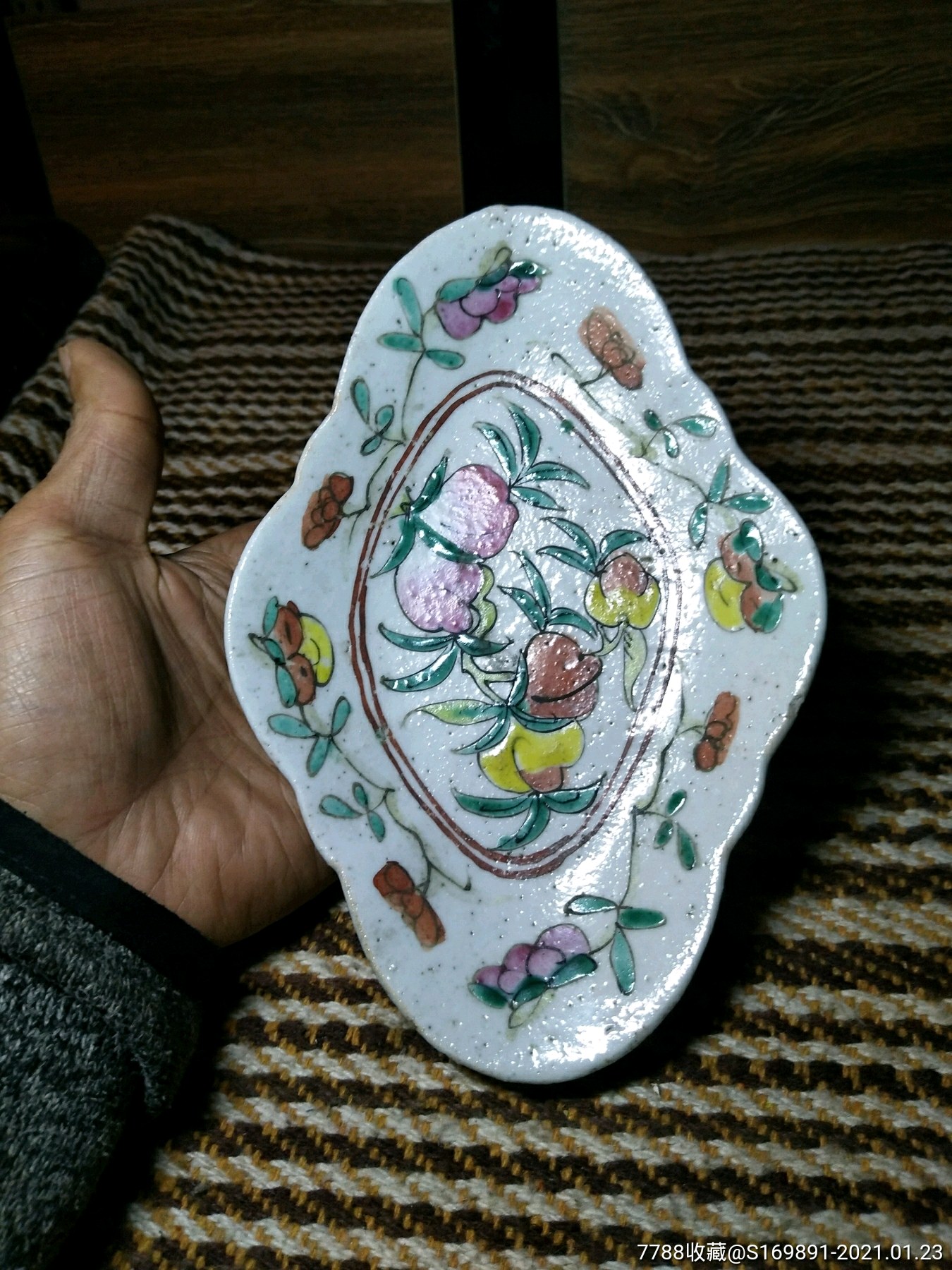 清代手绘粉彩寿桃供盘