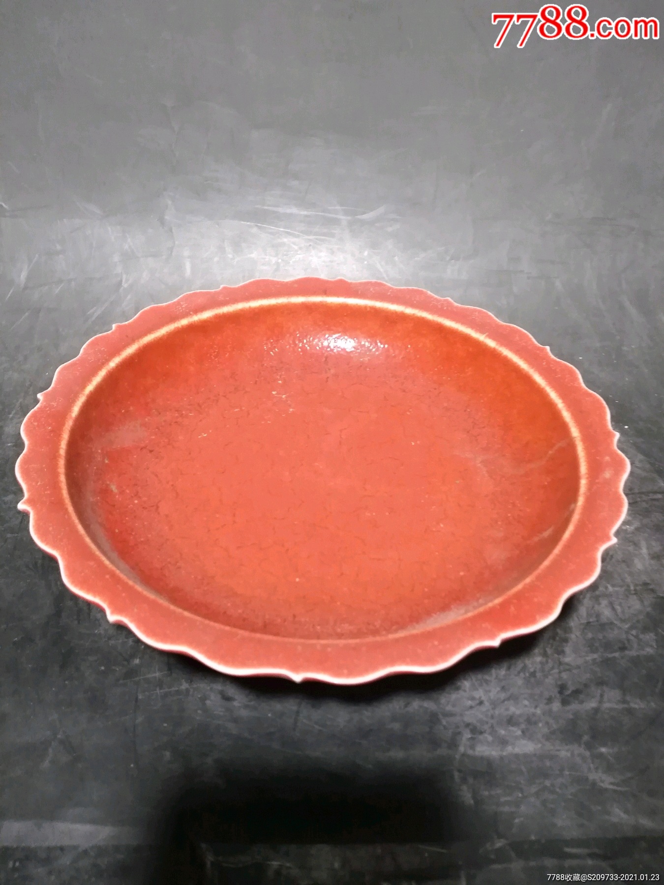 鸡血红葵花口盘