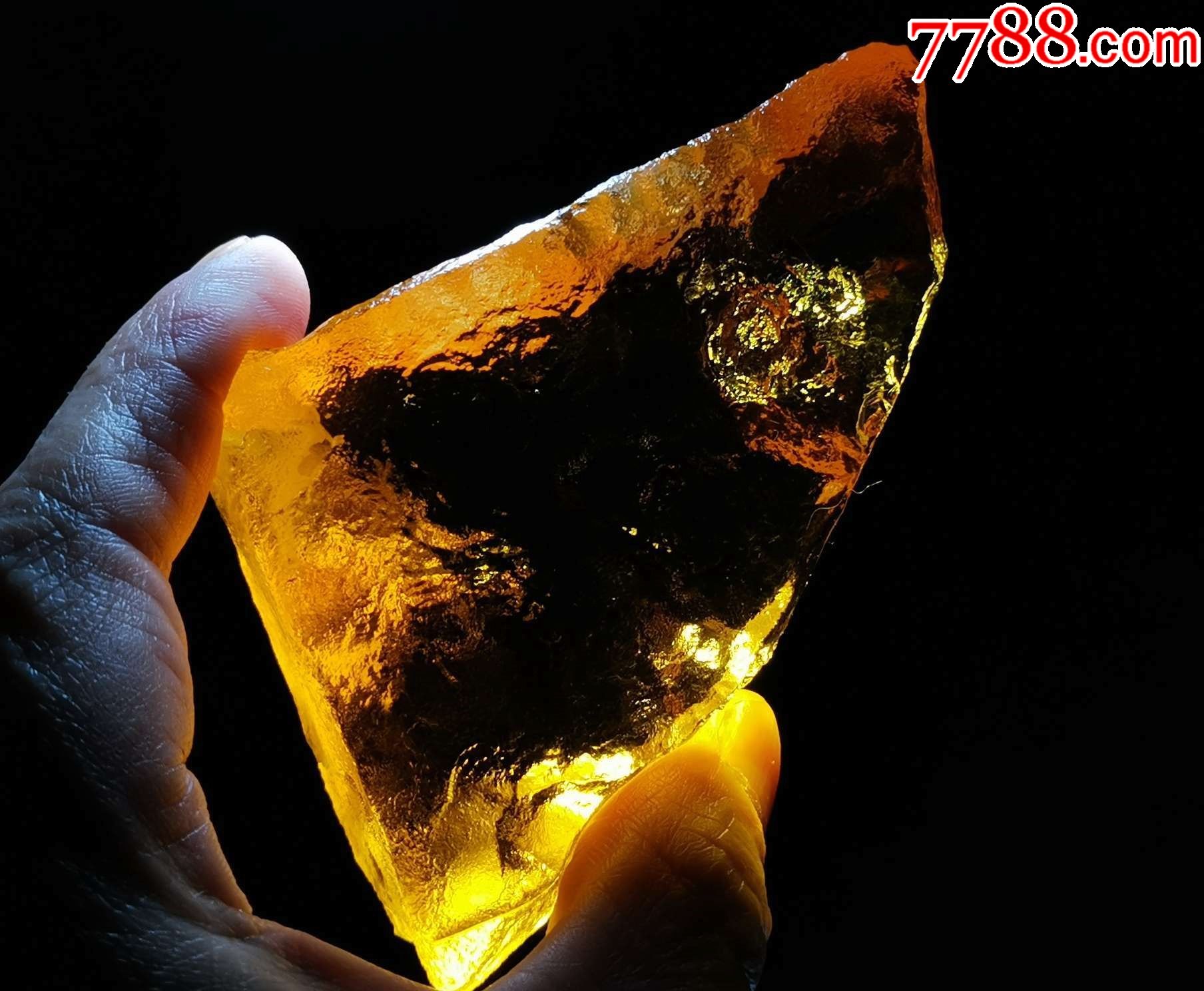 4453漂亮的金黄色新疆玻璃陨石216克