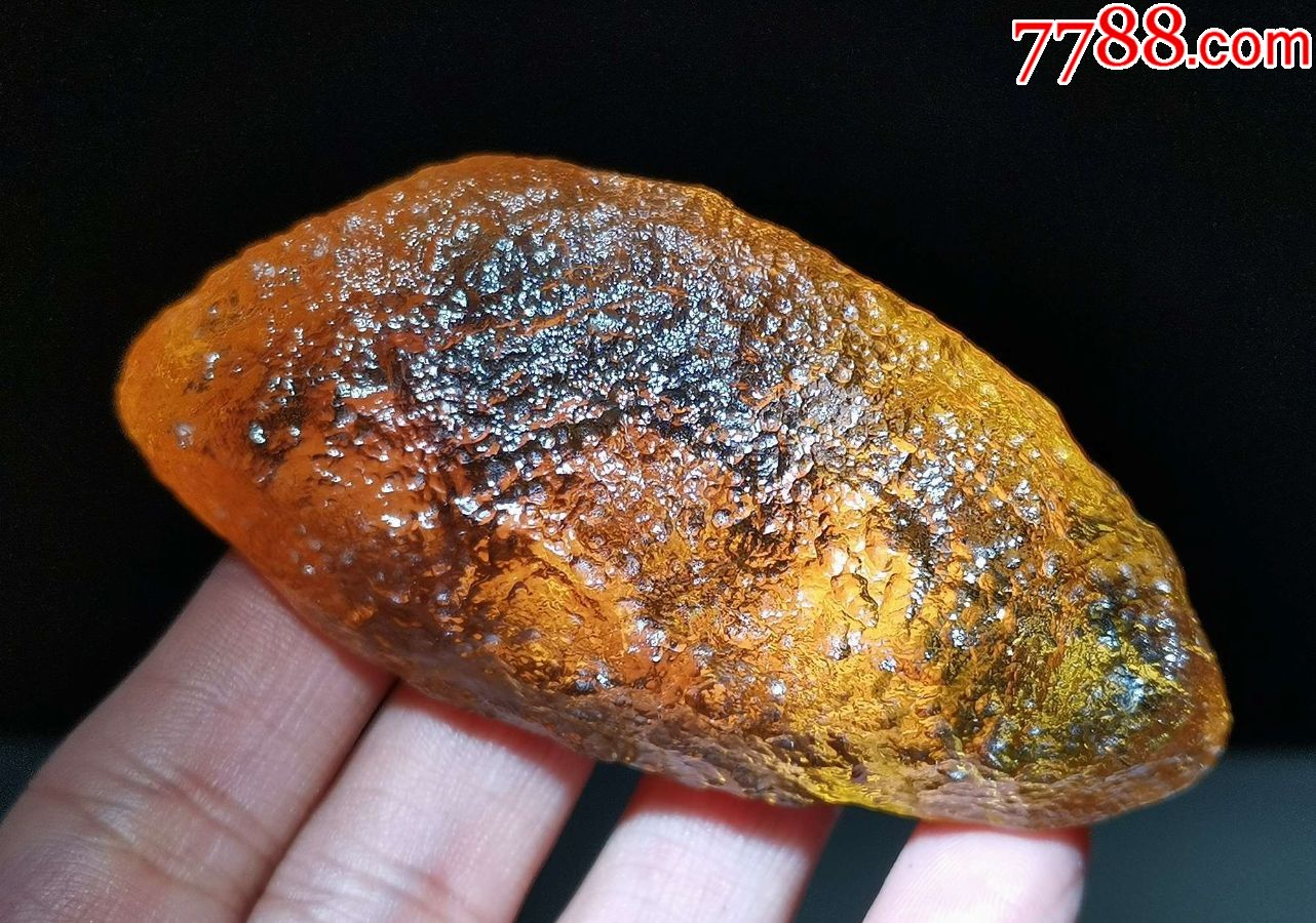 4458漂亮的金黄色新疆玻璃陨石80克