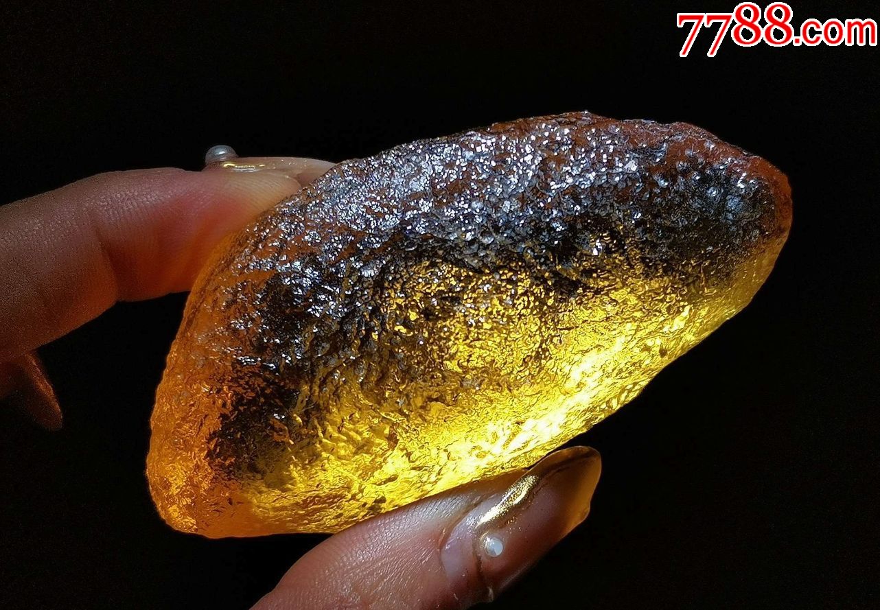 4458漂亮的金黄色新疆玻璃陨石80克