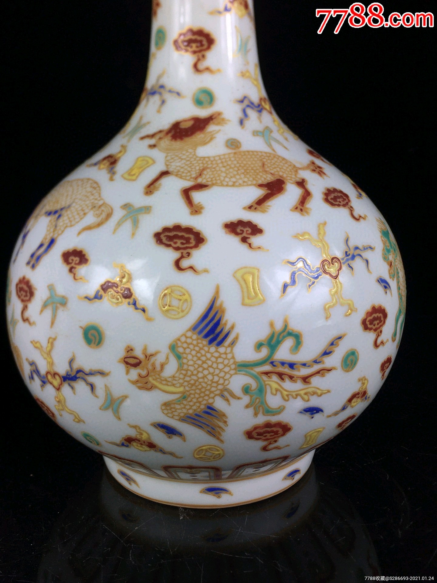 大明成化年制五彩手绘天球瓶一对画工精细胎薄透光品相如图