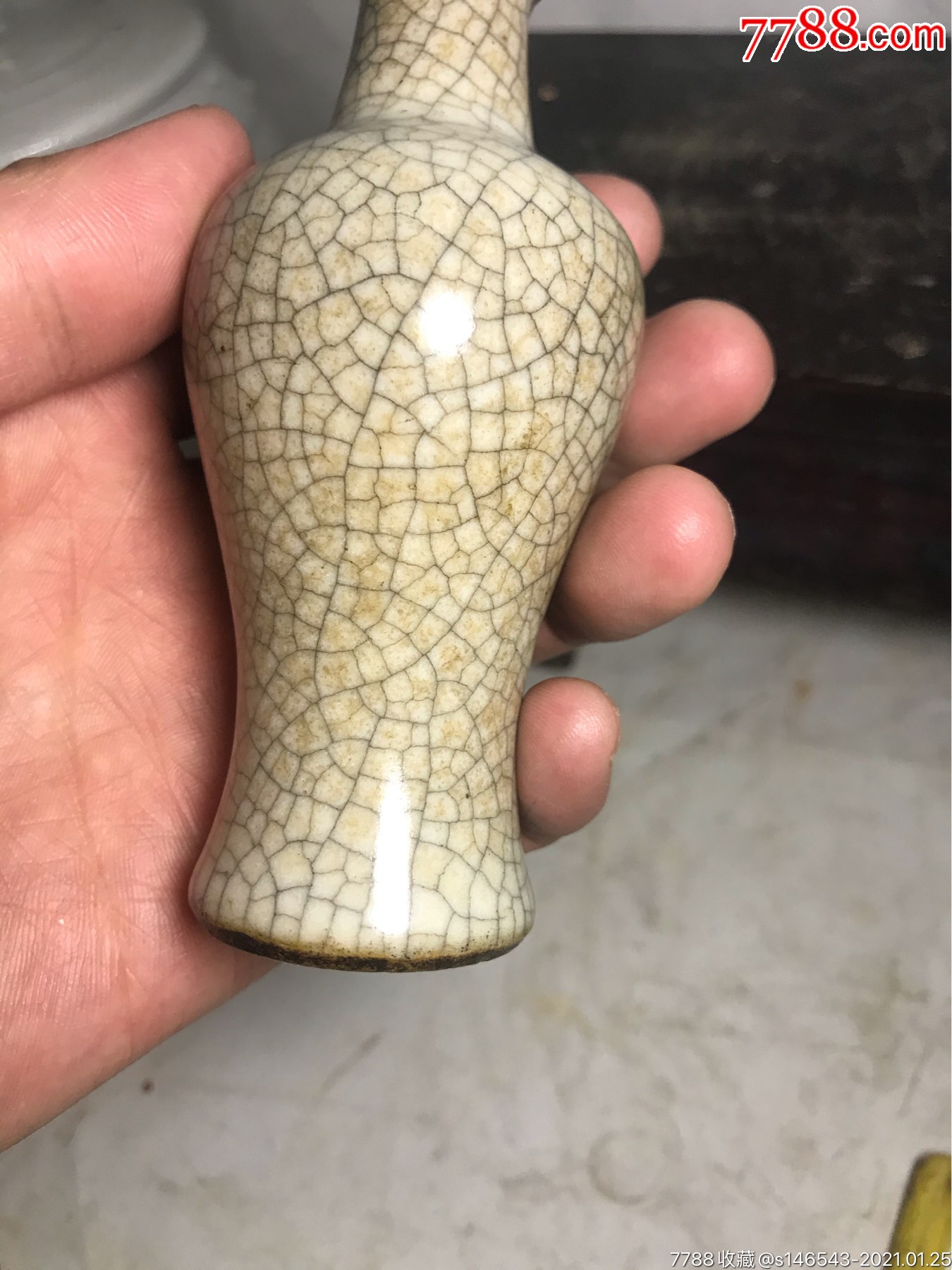 清代乾隆哥釉小瓶,釉水漂亮,器型规整,开片自然,,低有一点小磕其他全