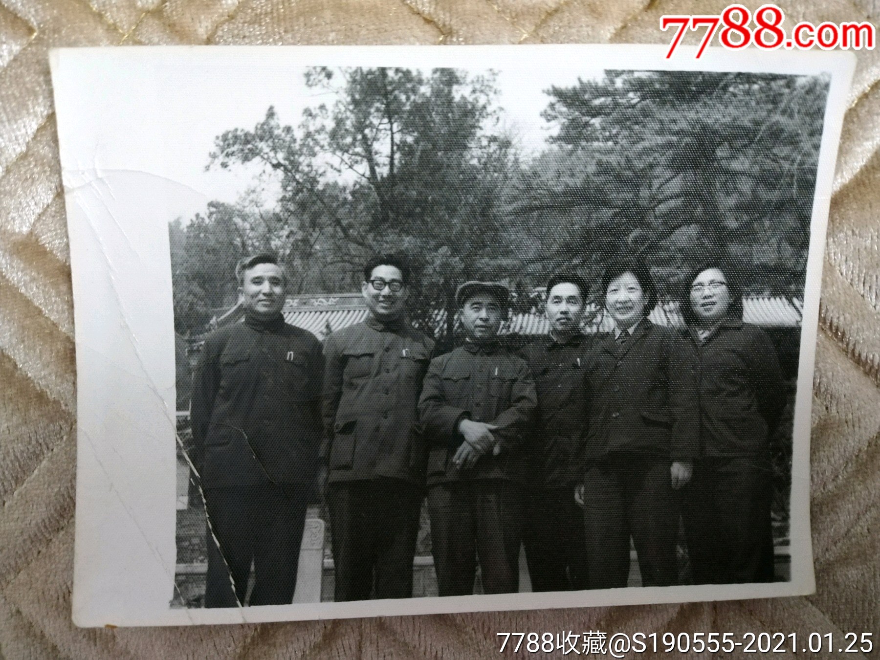 80年代男女干部在潭柘寺合影留念老照片