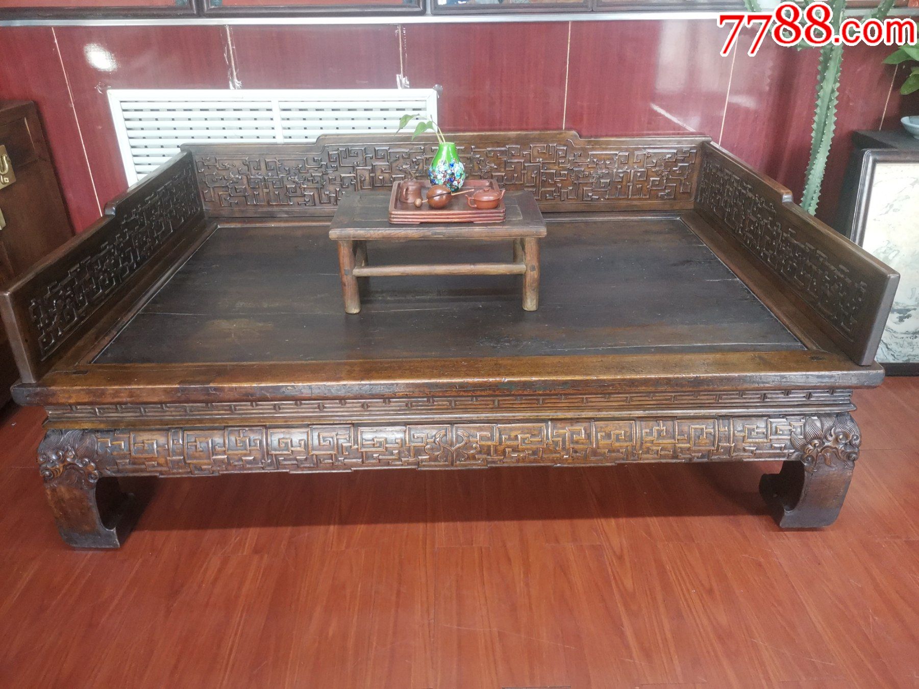 清代核桃木雕龙纹罗汉床