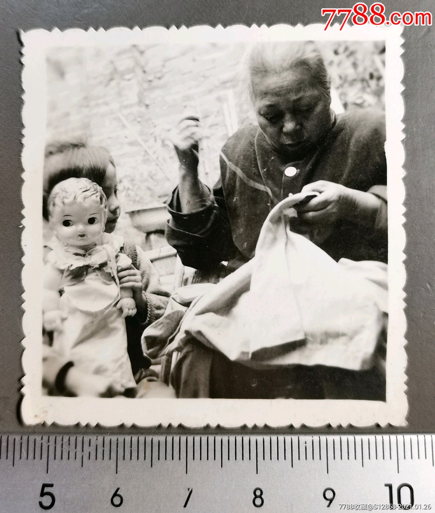 风土人情老奶奶缝衣服