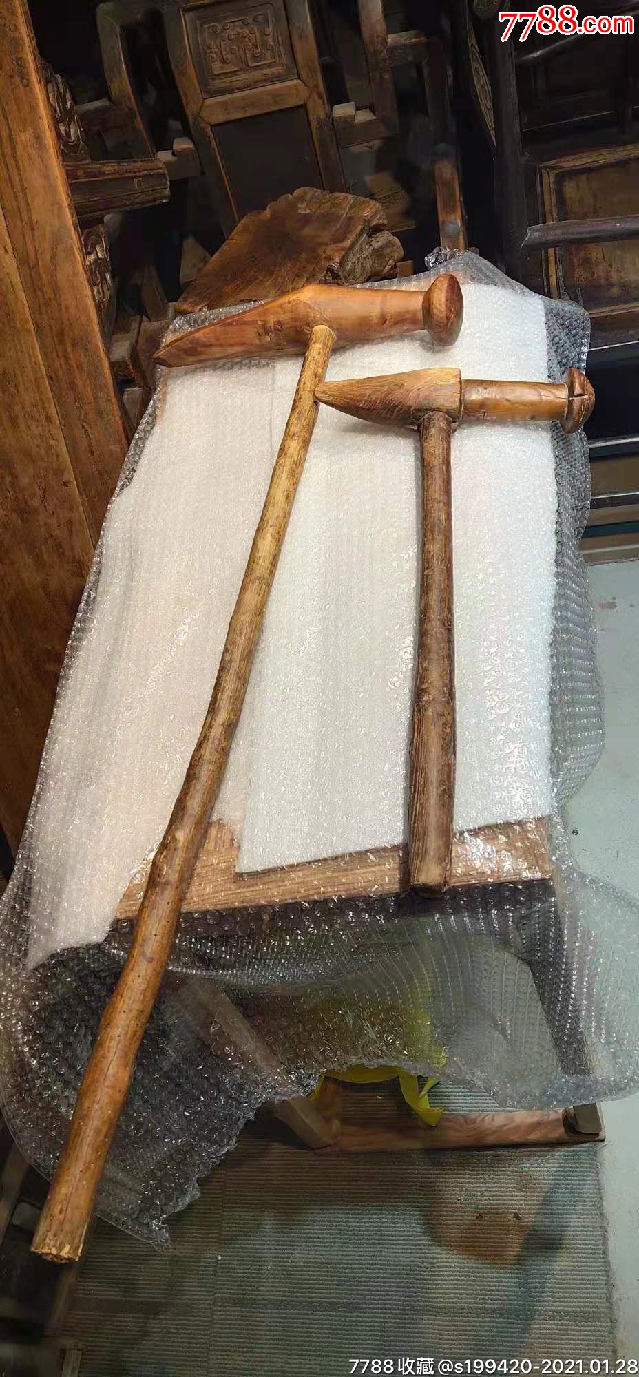 清代,拐子一对,长短不一,古人用来强身健体练武用,包浆浓厚,做工漂亮.