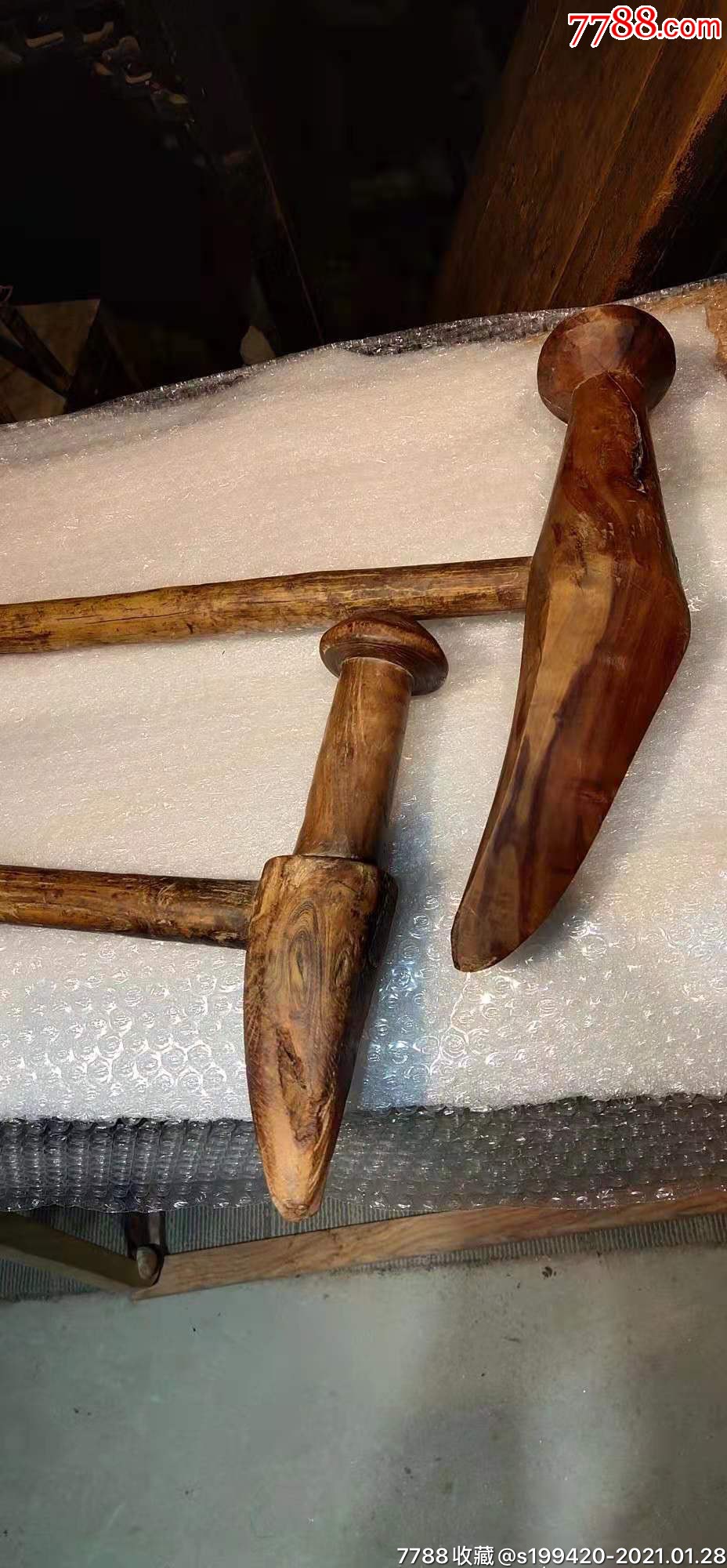 清代,拐子一对,长短不一,古人用来强身健体练武用,包浆浓厚,做工漂亮.