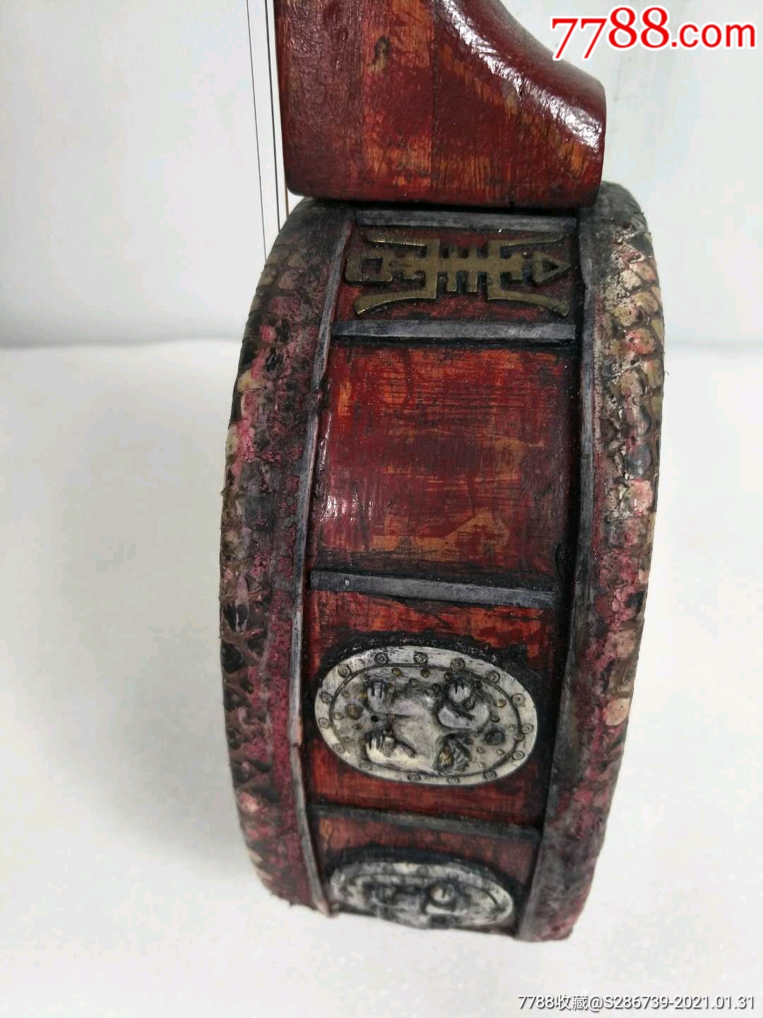 精品老红木三弦琴,琴头饰以象*片镶嵌象*,琴鼓两面蒙大蟒皮.音色粗犷