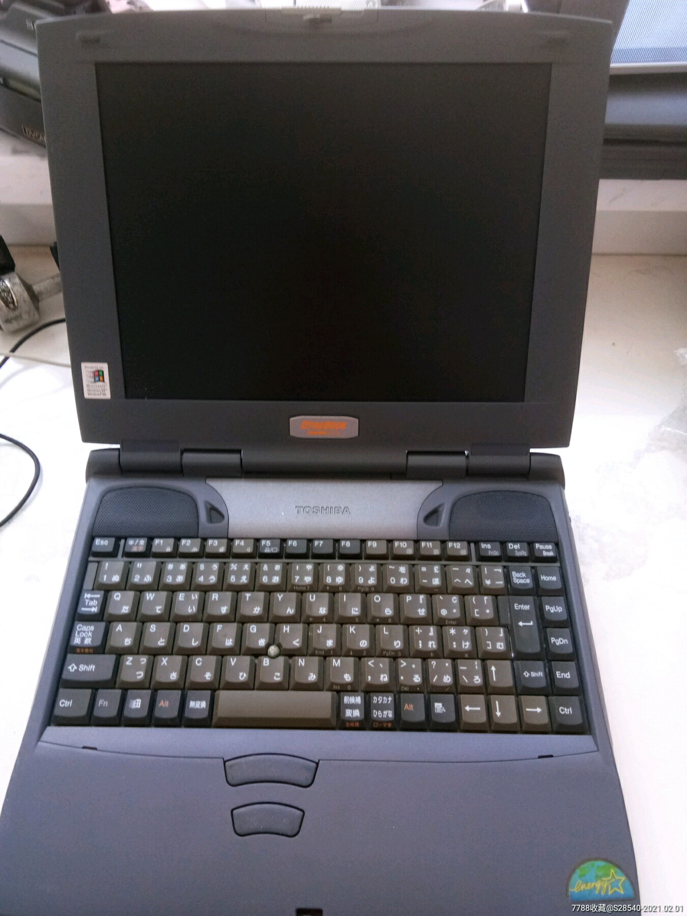 带软磁盘驱动器的老东芝笔记本电脑