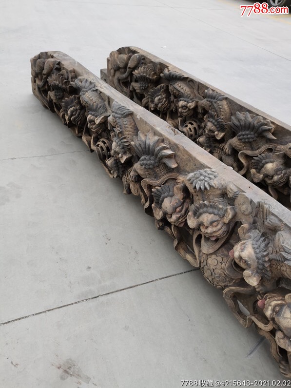 老房子上的花梁一对保存完好雕刻狮子翊翊如生香樟木装修装饰收藏佳品