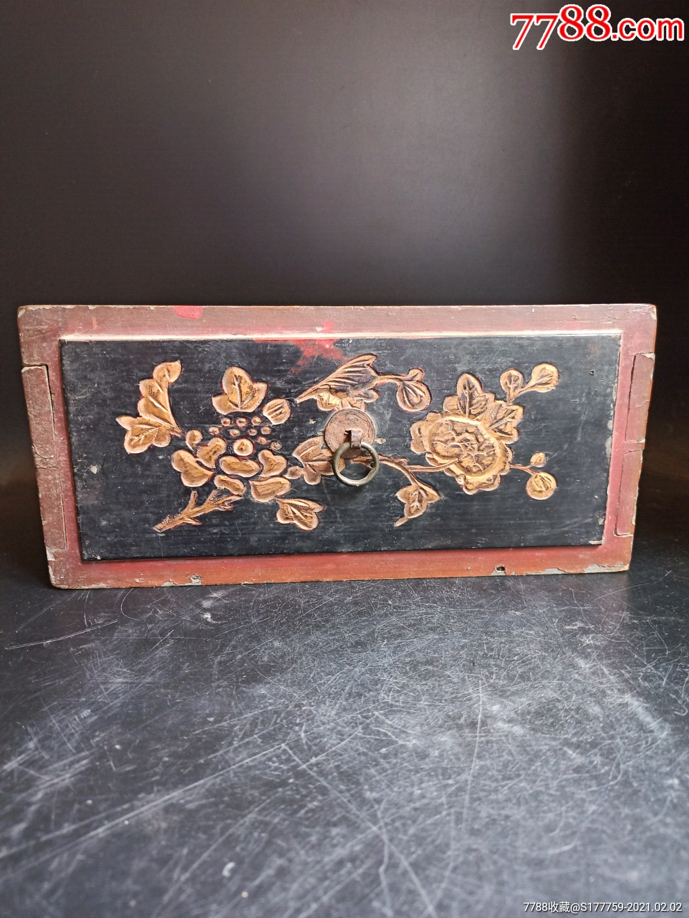 清代木雕木柜抽屉正面木雕鎏金花卉纹饰,雕工细腻,工艺精湛,保存完好