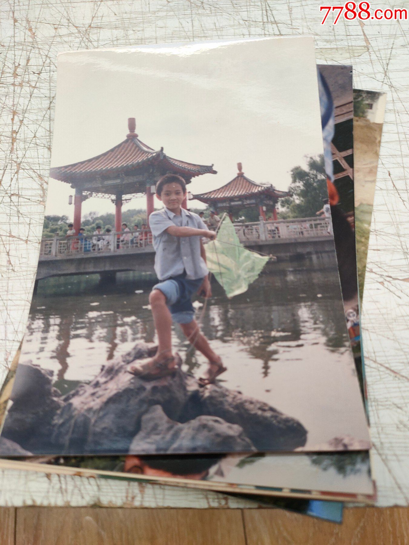湖边放风筝的孩子_老照片_五光十色【7788收藏__收藏热线】