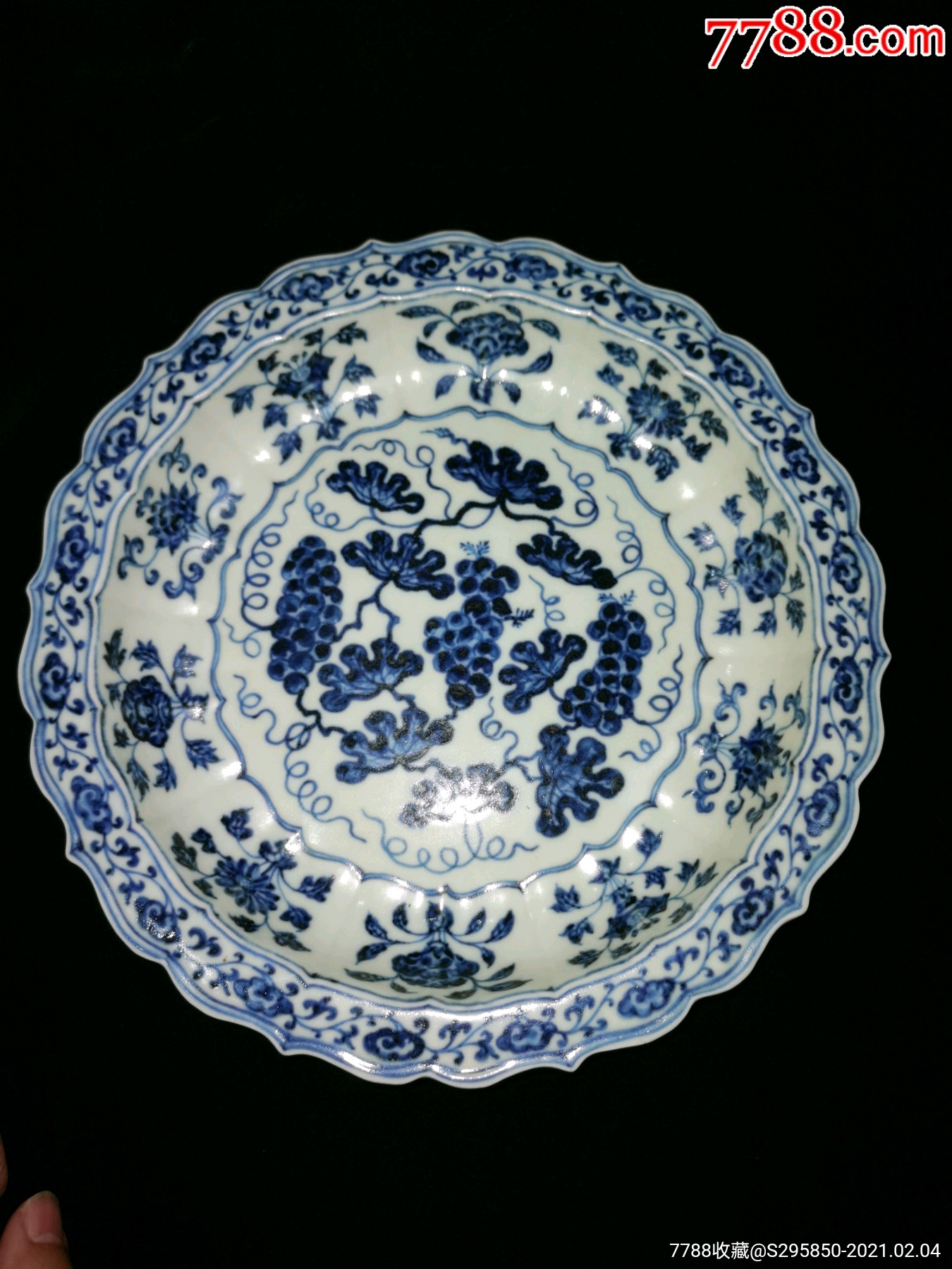 明宣德青花缠枝葡萄三多纹菱口盘