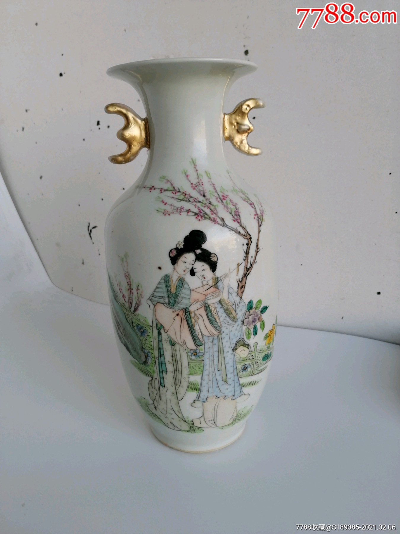 民国桐华居粉彩人物纹尺瓶