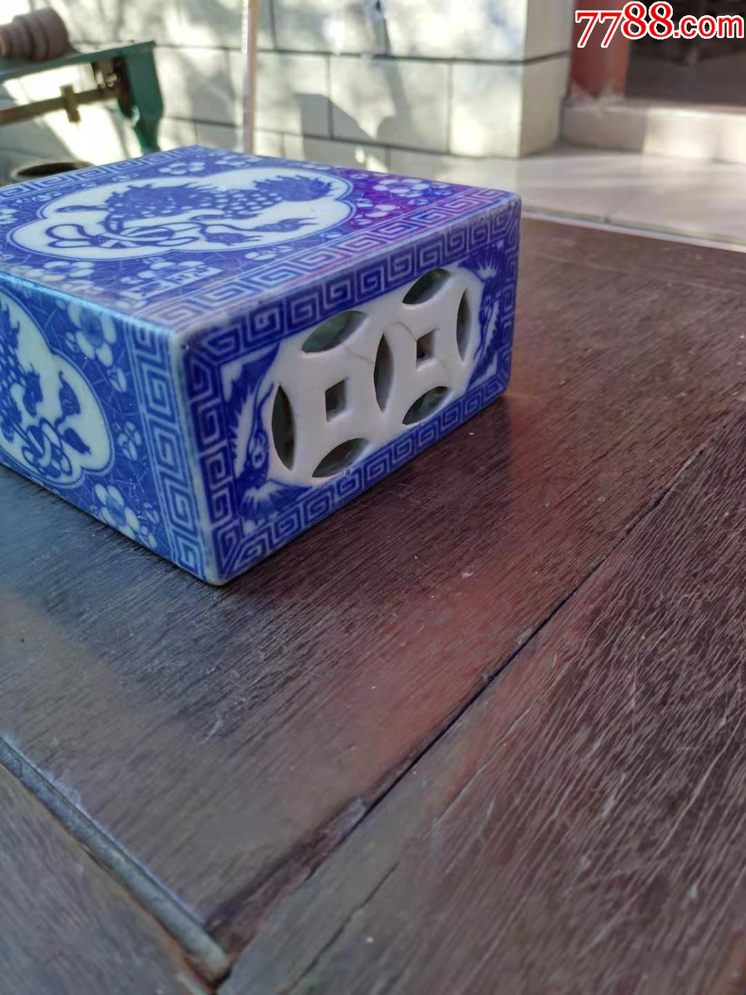 一个清代狮子滚球青花老脉枕