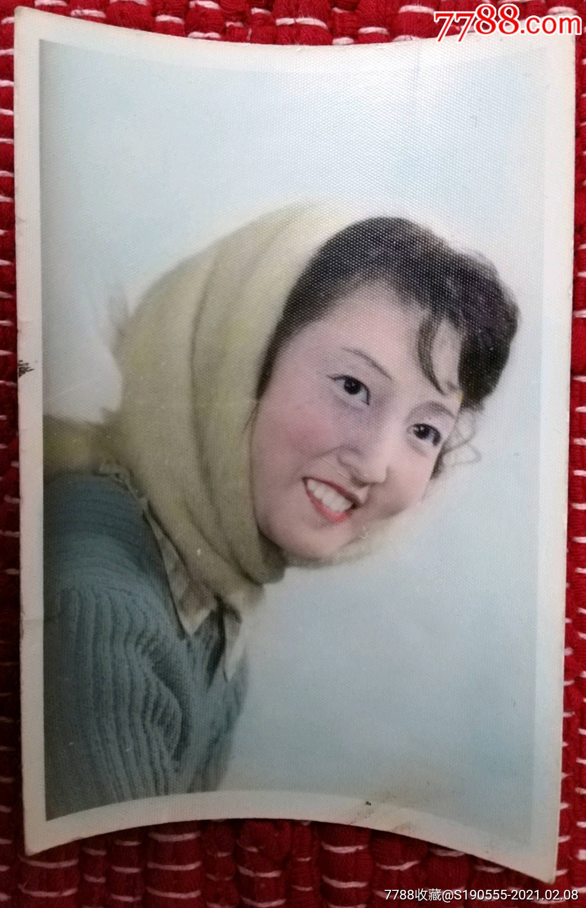 早期围围巾的漂亮美女手工上色老照片