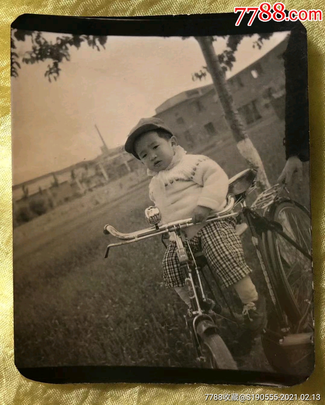 70年代骑二八大杠自行车的小男孩留影老照片