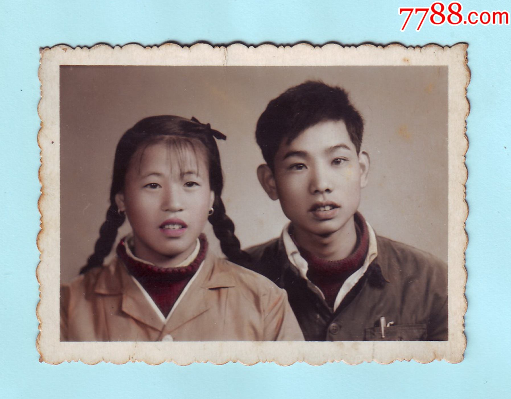 1965年帅哥美女年轻夫妻合影彩照,手工上色,背面写有"给姨父母二大人"