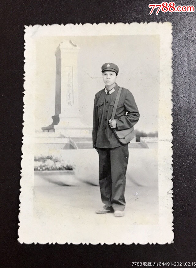 六十年代军人留影于人民英雄纪念碑前