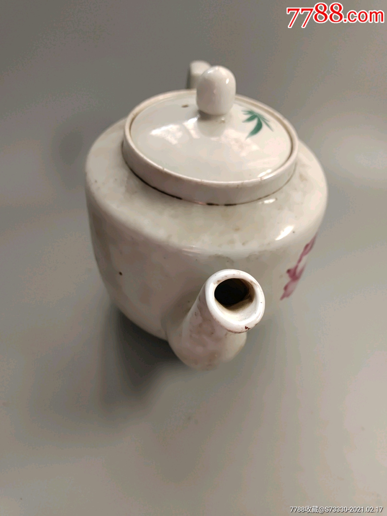 60年代,景德镇艺术瓷厂底款,花卉茶壶一把,把手开线