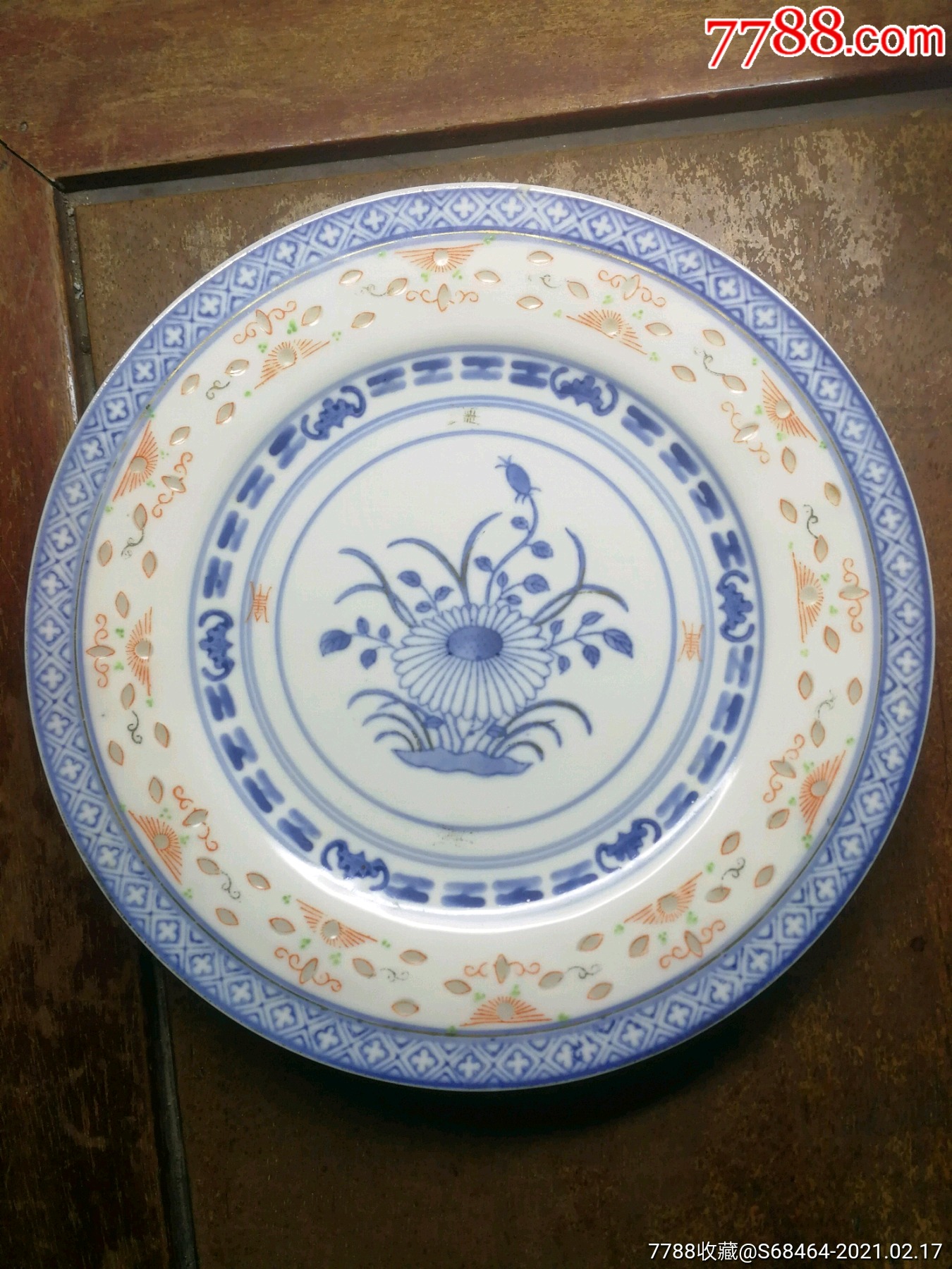 零售 青花瓷 >> 玩玉款直径23厘米米字工字纹描金兰花图青花玲珑盘一