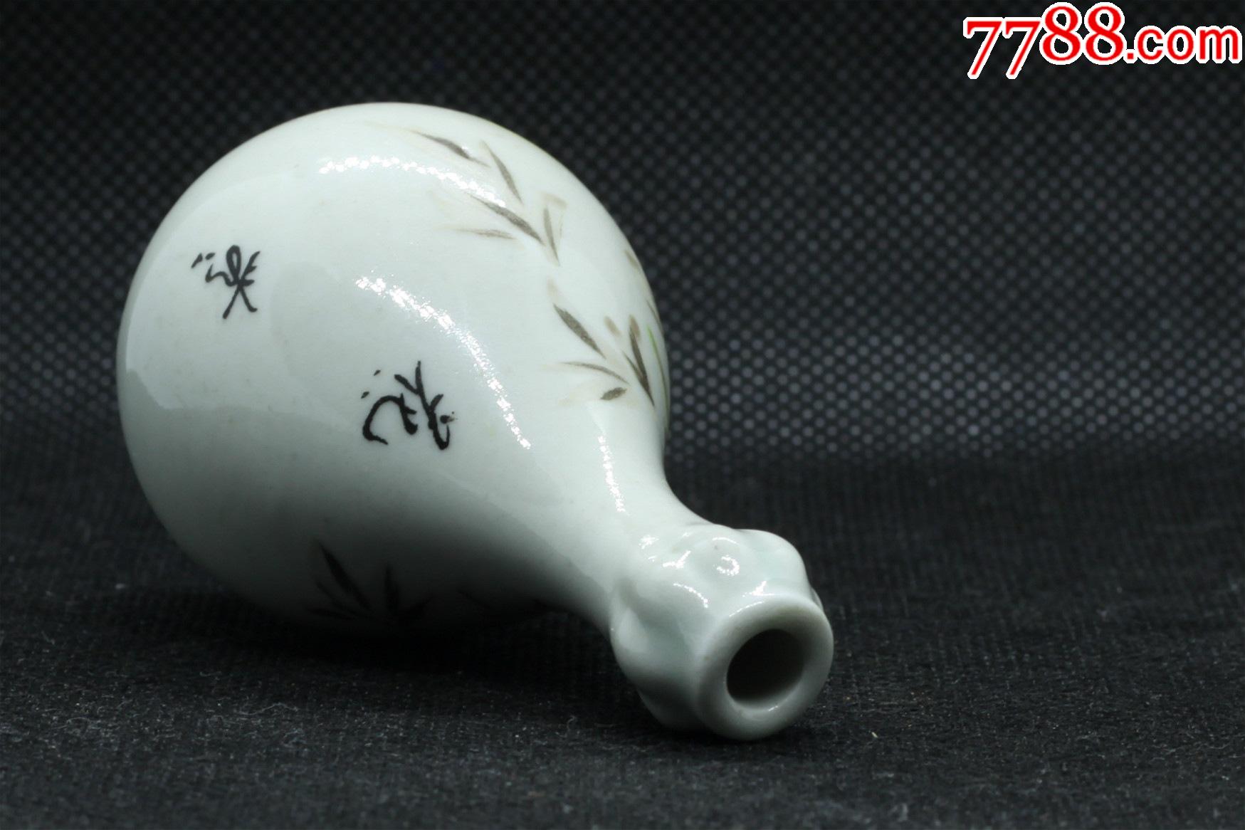 浅绛彩花鸟纹蒜头鼻烟壶