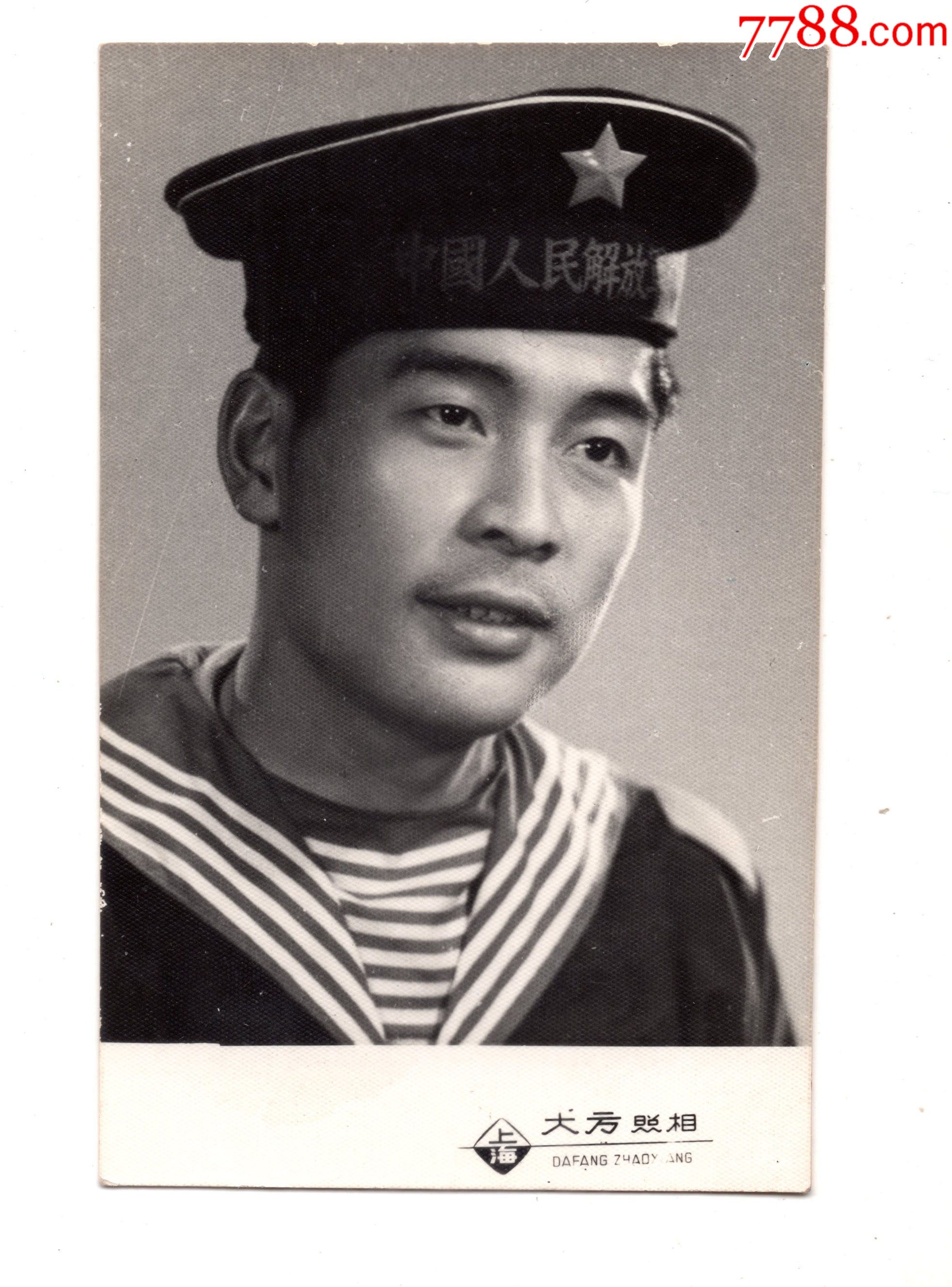 1975年中国人民解放军海军个人军装老照片6*10cm