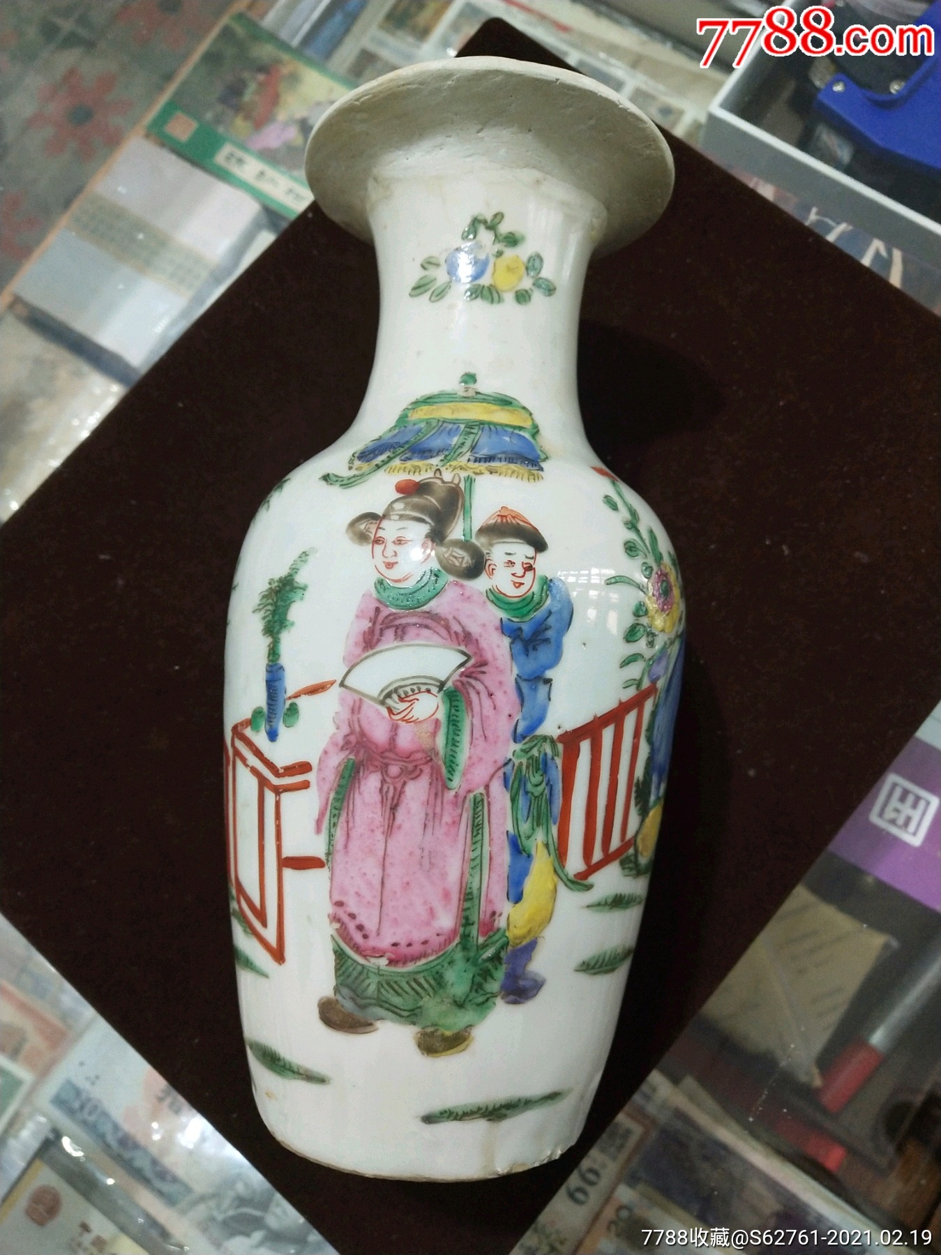 清代粉彩人物瓶