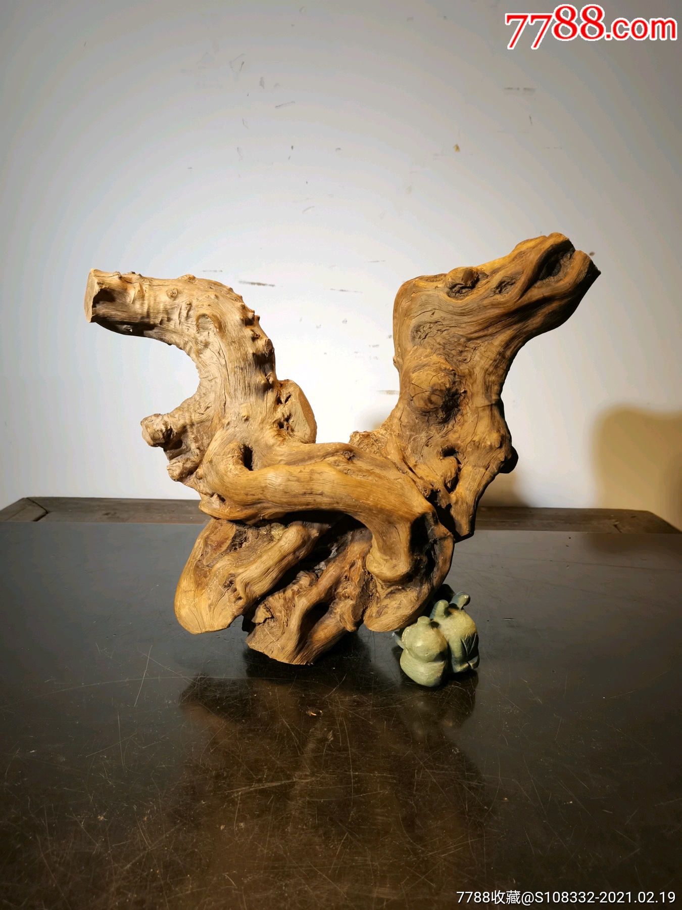 龙眼木根雕摆件