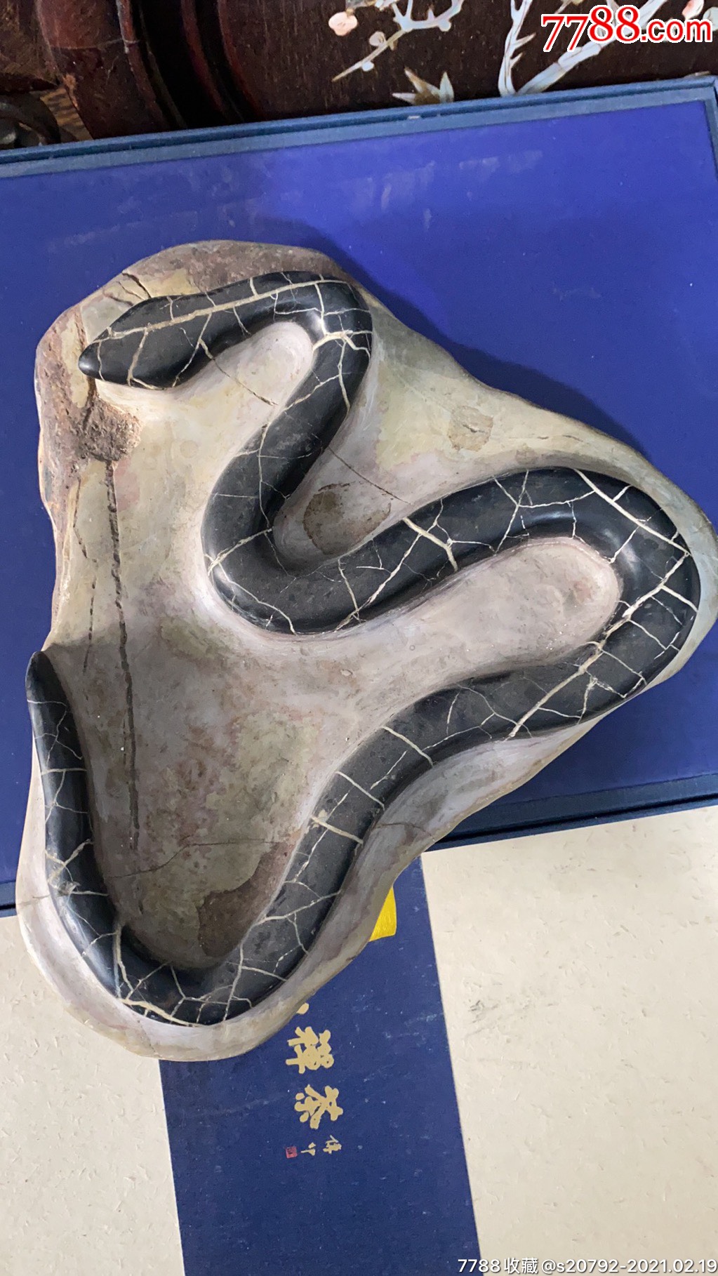 石头巧雕蛇造型