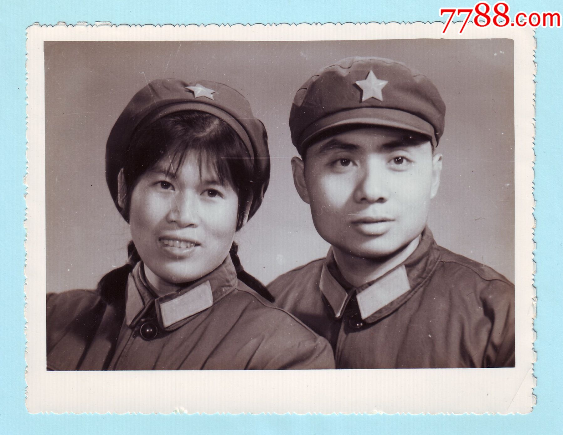 1977年两名解放军身着军装黑白结婚照,1977年元月一日摄于昆明