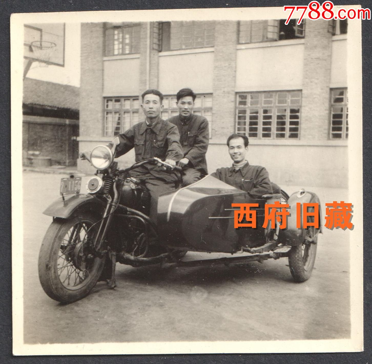 五六十年代,在以来锃亮的老式摩托车的合影老照片