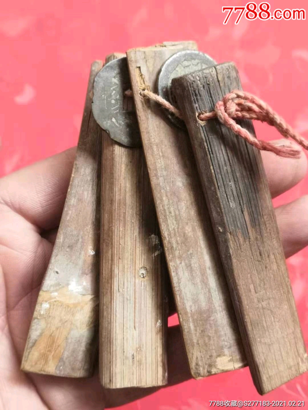 古代道士降妖除魔用的竹板一套带康熙通宝两枚品相如图