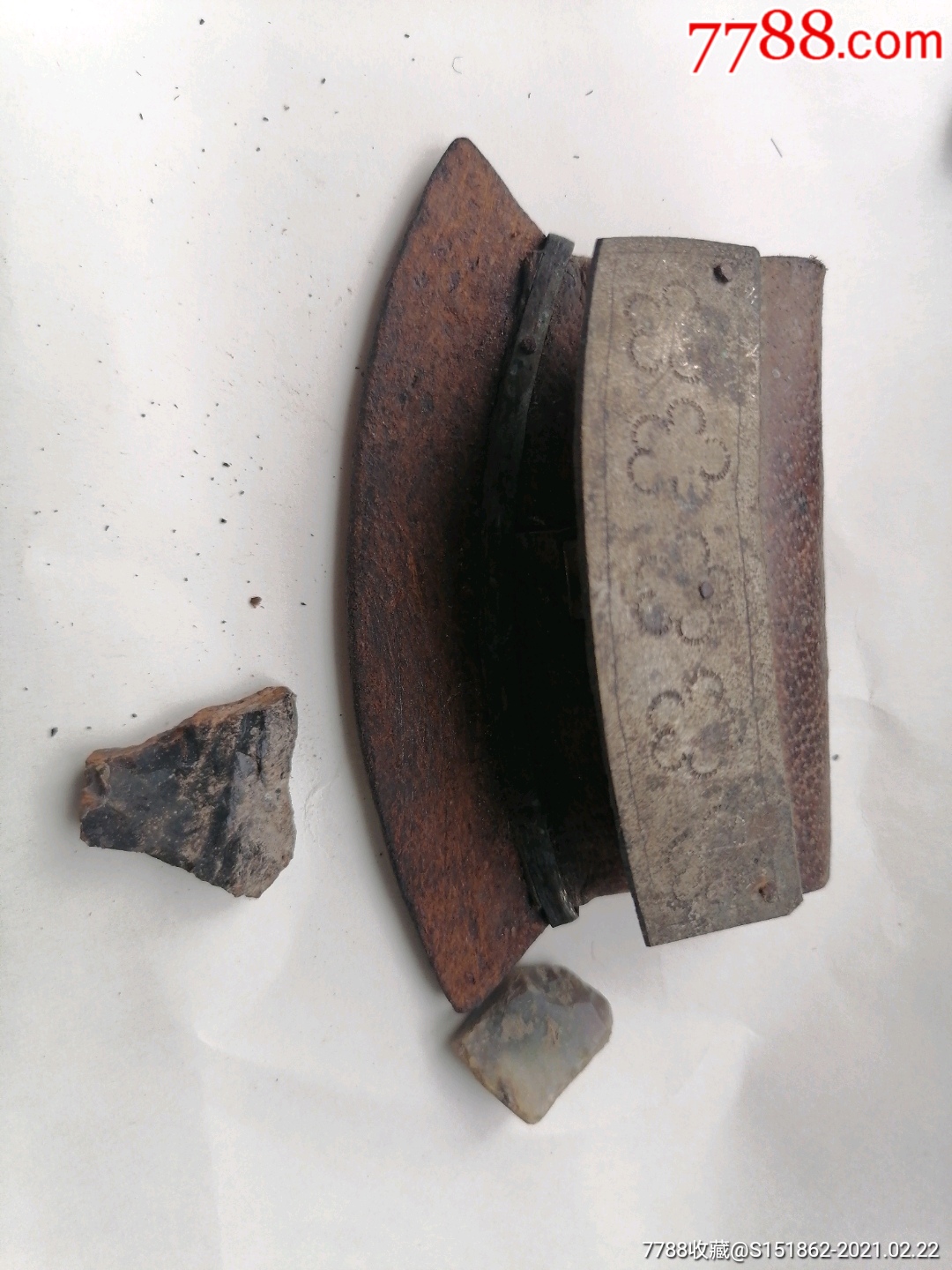 老火镰一个中品内有二块石头不知是不是打火石