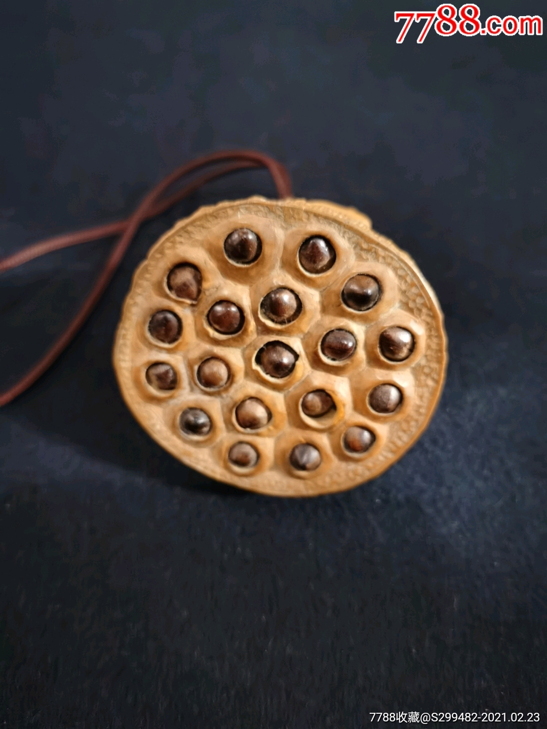 首页 零售 木雕挂件 >> 黄杨木莲蓬手把件_木雕挂