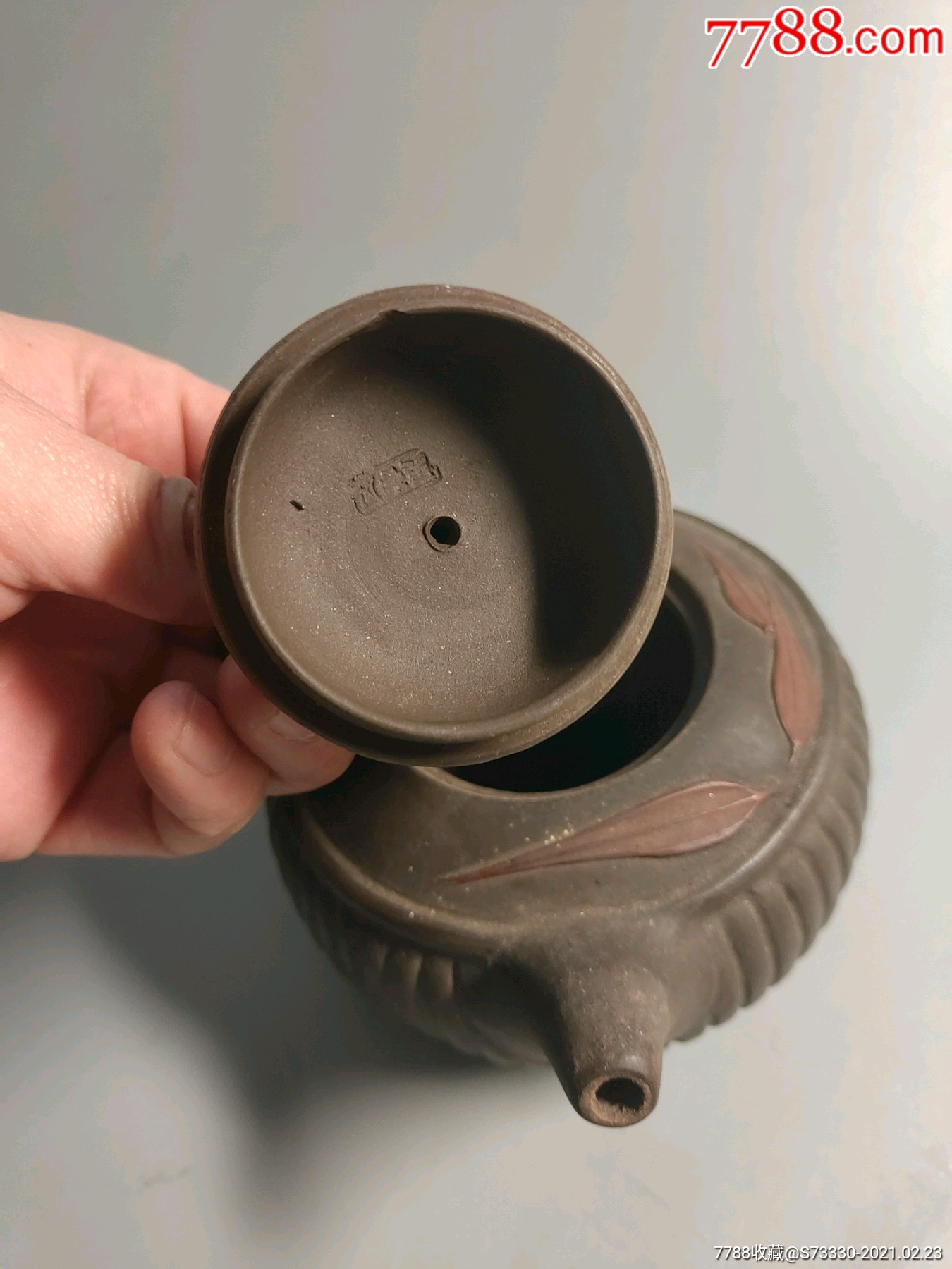 吴春凤款,紫砂壶一把,盖内磕