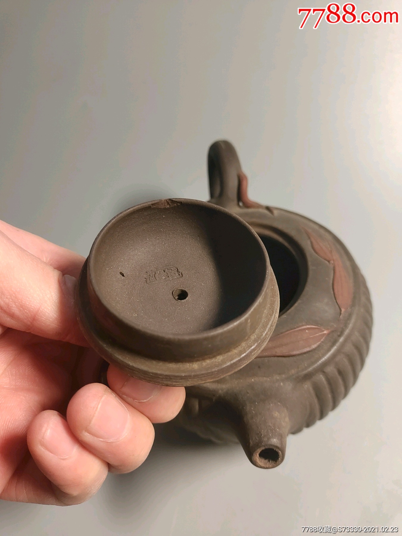 吴春凤款,紫砂壶一把,盖内磕