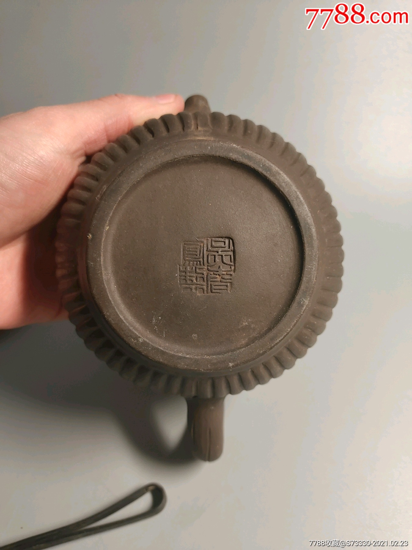吴春凤款,紫砂壶一把,盖内磕