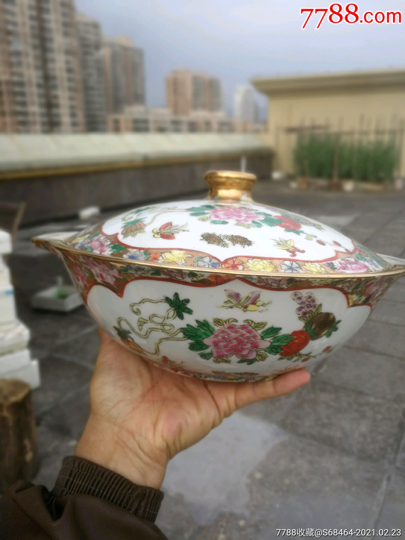 八十年代直径25厘米金地万花边饰花卉图粉彩大盖碗1个