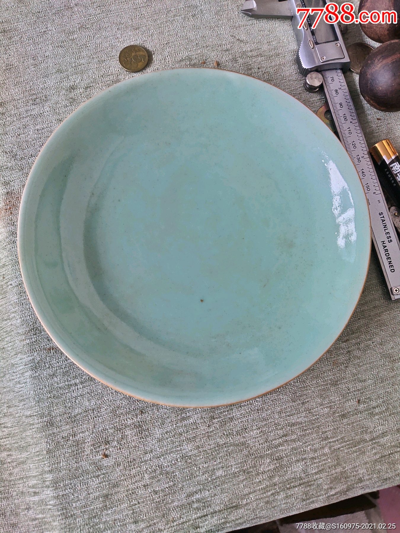 漂亮清代豆青釉盘子,青花底款,大清嘉庆年制,底沿小磕,余完整,20*13*