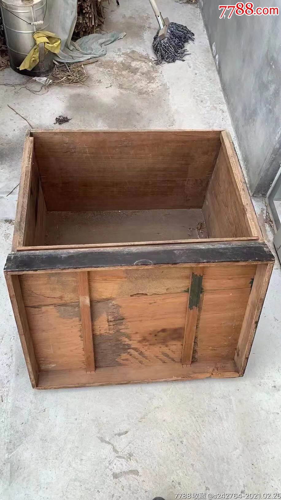 清代老木箱.精雕"寿"字,寓意吉祥.品相尺寸如图,包老.