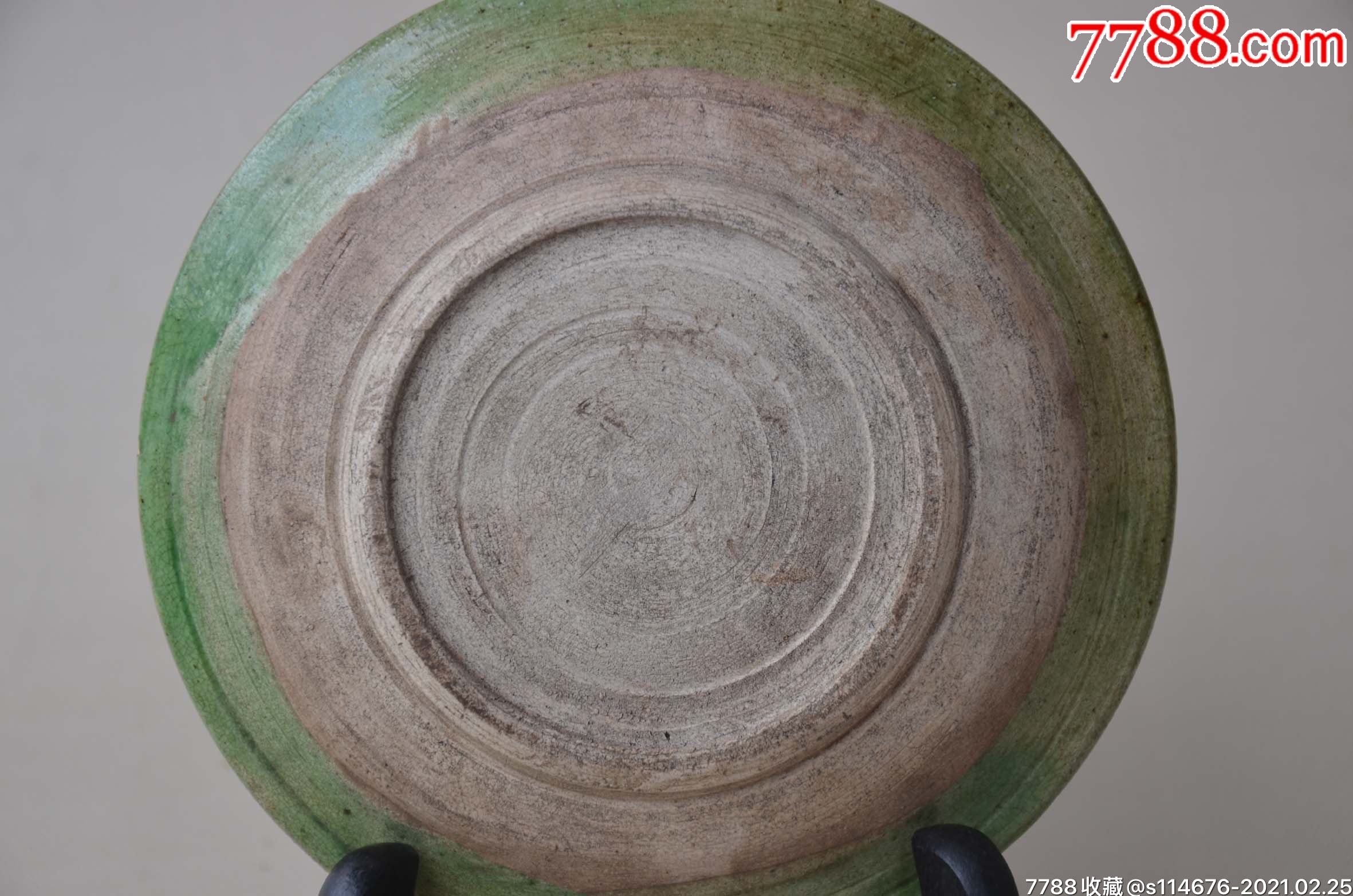 辽三彩荷叶莲花鱼纹盘