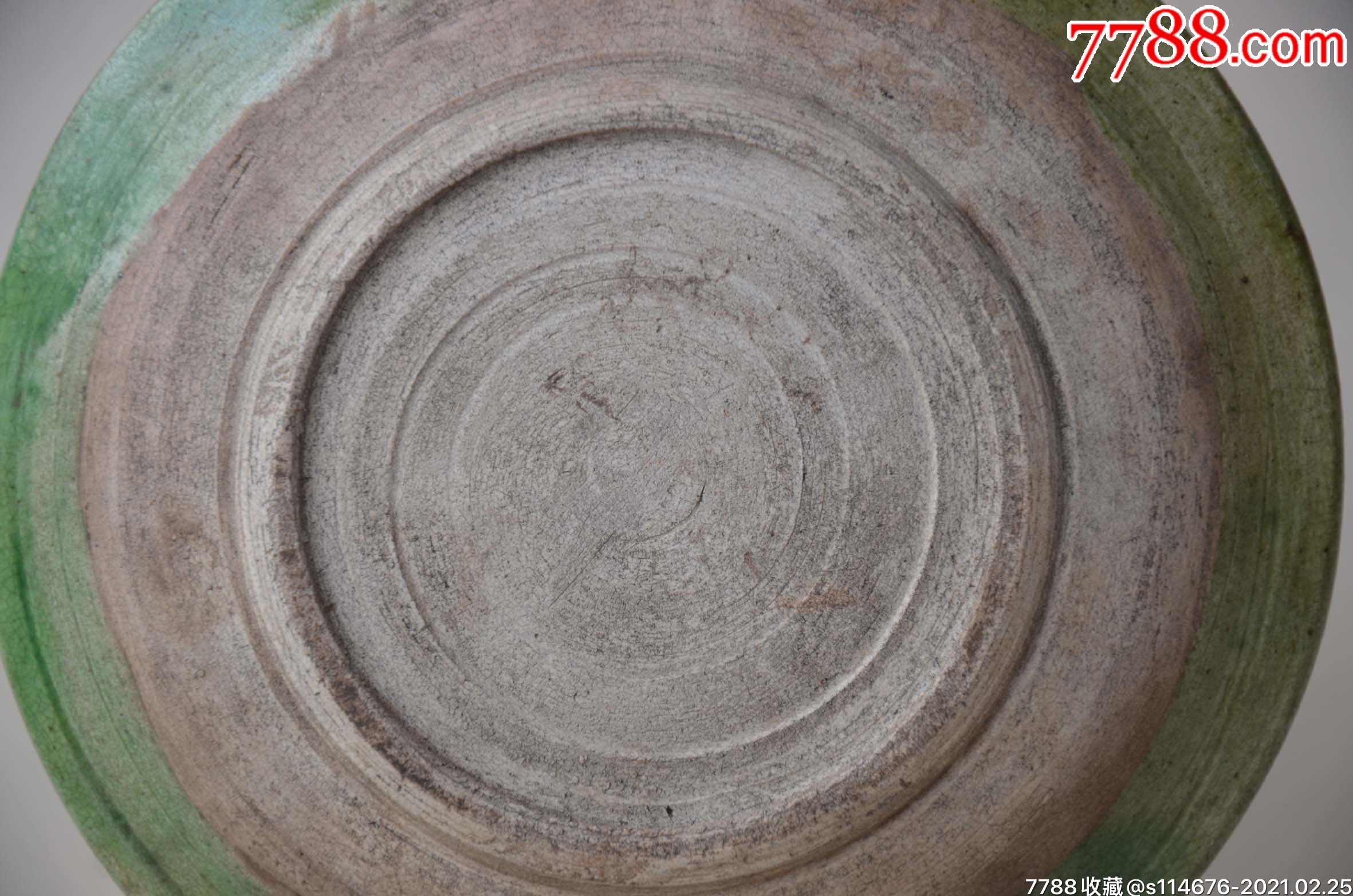 辽三彩荷叶莲花鱼纹盘